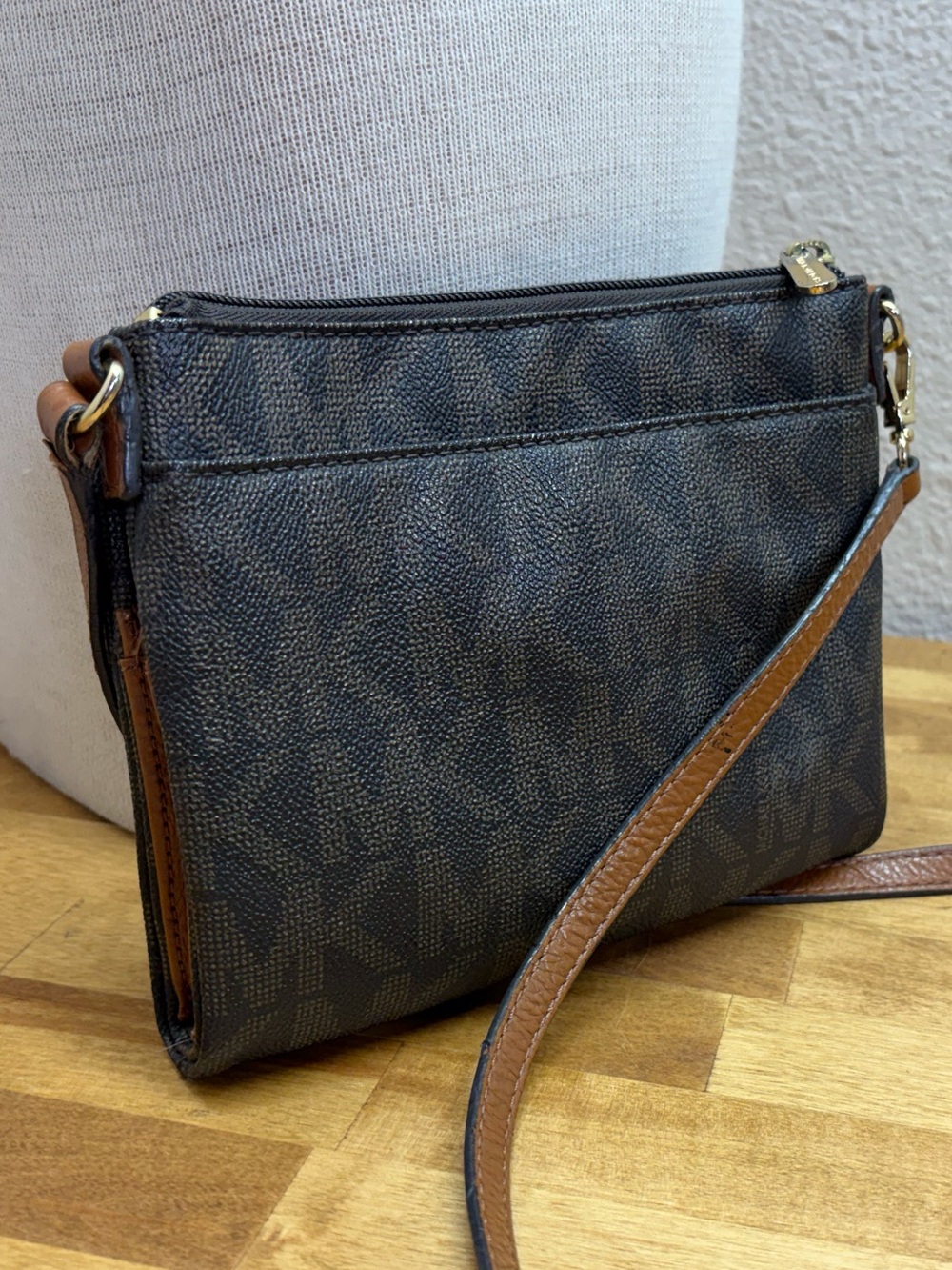 Michael Kors Fulton MK Logo Crossbody Swing Pack Brown - Picture 3 of 9